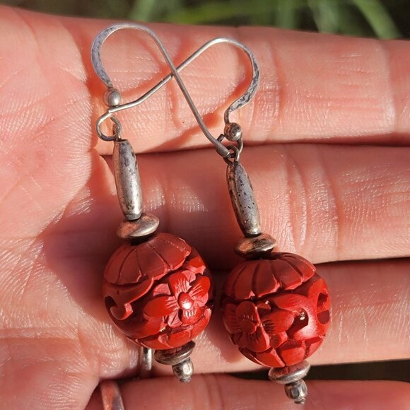 Gorgeous vintage 925 sterling silver carved red cinnabar flower swirl earrings - Picture 7 of 16
